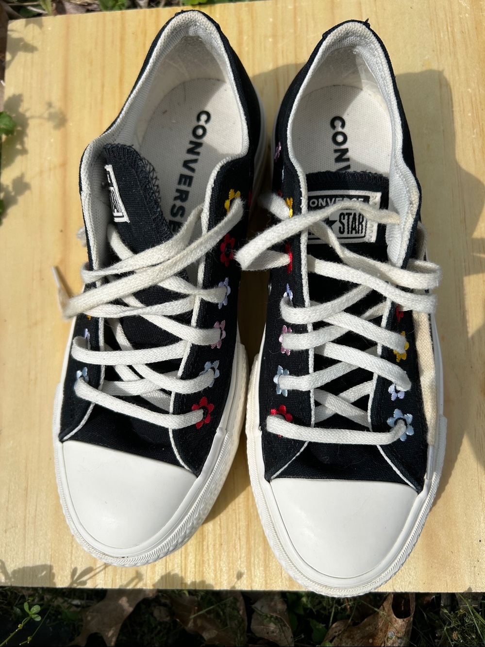 CONVERSE Chuck Taylor All Star Lift Platform Low Floral Embroidery  Women’s SZ 6